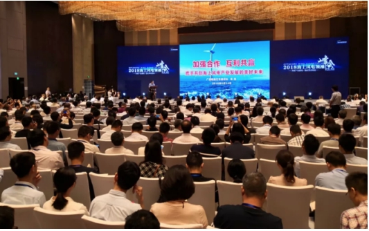 　　6月14日-15日，由中国循环经济协会可再生能源专业委员会、中国可再生能源学会风能专业委员会、中国能源研究会可再生能源专业委员会、中国海洋工程咨询协会海上风电分会联合主办的2018海上领 袖峰会在福建隆重召开，联合国内外政府部门、开发商与整机企业以更广阔和更有前瞻性的视角研判全球海上风电发展前景，多维度探讨海上风电发展所面临的机遇和挑战。

　　政策激活 助推海上风电加速发展
　　峰会现场，相关政府部门领导围绕金融扶持政策针对海上风电发展前景展开探讨