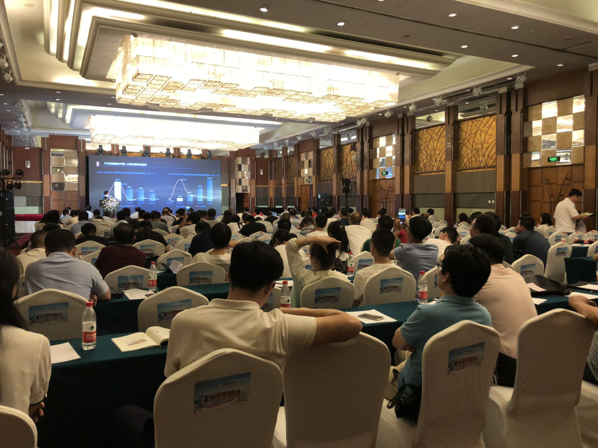 　　&nbsp;中国能源网┃为深度链接设计施工单位、生产企业及供暖产品经销商，打造一体化的交流合作平台，扎实推进北方地区冬季清洁取暖，6月22日，2018清洁取暖空气源热泵应用技术交流会在石家庄隆重举行。　　本次会议由中国节能协会、住房和城乡建设部科技与产业化发展中心、国际铜业协会高效供热项目指导，中国节能协会热泵专业委员会主办，产业在线承办，并特别邀请河北省空调与制冷行业协会共同参与支持