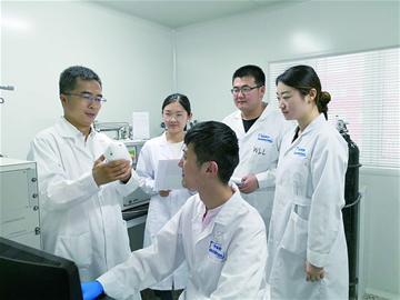 
	中国储能网讯：2017年度市科技奖最高奖空缺，自然科学奖的分量就显得格外沉甸甸。在两项自然科学一等奖中，“新能源电池关键材料体系的应用基础研究”由中科院青岛生物能源与过程研究所完成