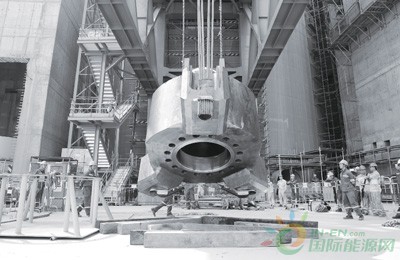 
                    
 
　　日前，田灣核電5號(hào)機(jī)組1環(huán)路主泵泵殼完成翻轉(zhuǎn)，并成功吊裝至20米平臺(tái)，拉開了5號(hào)機(jī)組主設(shè)備吊裝工作的序幕。
 
　　5號(hào)機(jī)組主泵泵殼凈重約30噸，質(zhì)保等級(jí)和安全等級(jí)均為最高級(jí)