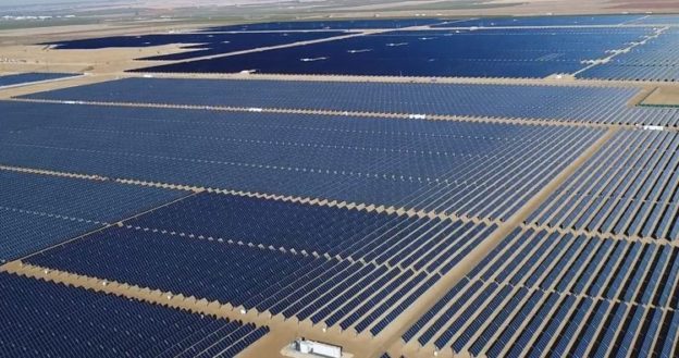 原标题：美国太阳能采购价再现新低每度电0.76元 但随时可能被打破            中国台湾地区离岸风力竞标价格出炉，远低于先前趸购价格，在美国，太阳能无视特朗普祭出贸易战的影响，也正创下新低采购价，2018 年 6 月，先是中亚历桑纳州计划(Central Arizona Project)创下一度电 2.499 美分的新低合约电力采购价格，然而，这个新低价格随时可能被打破。  亚利桑那州的新低纪录岌岌可危，因为内华达州的电力公司 NV 能源(NV Energy)，于其最新能源整合计划中，招标 1,