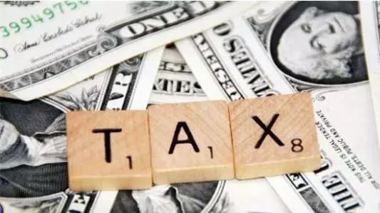 原标题：能源资讯|一个出人意料的碳税议案            【OilPrice网6月25日报道】简单来说，这是一项税收提案，由碳税取代一系列的税收补贴和监管制度，用以解决碳污染问题。   令人惊讶之处在于，这项提案的发起人竟是顽固保守的共和党人