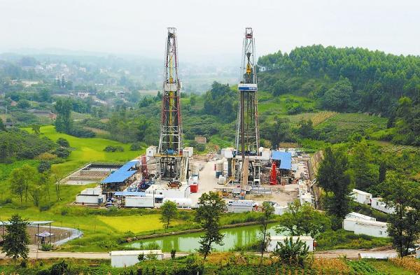 原标题：页岩气能否迎来技术突破？媒体称中石油正“激进”打井，计划产量翻番            　　国内石油巨头似乎正在加大马力发展页岩气。  6月26日，财新发文称，中石油计划2018年在四川页岩气田计划打井330余口、生产约56亿立方米页岩气，这一数字与截至2017年底共210口存量井、2017年全年开采页岩油30.6亿立方米相比，显得十分激进；未来三年，中石油还计划再打700余口井