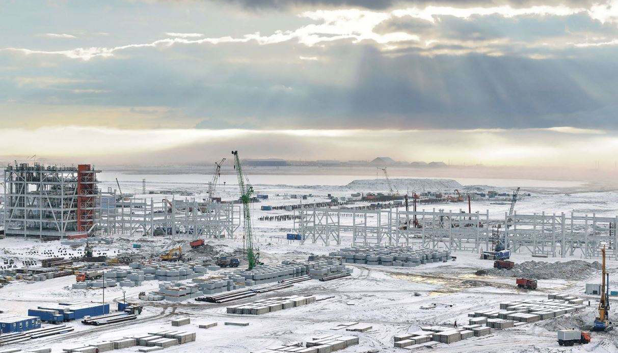 原标题：斥资163亿！中国出手救活这国能源基地，每年收获400万吨天然气！                 近年来，中俄两国天然气合作的消息接连落锤，给国内日益走俏升温的天然气市场带来了期待，同时也给全球日趋偏紧的天然气供需环境带来了希望。特别是去年年底，中俄能源合作重大项目——亚马尔液化天然气项目在俄罗斯境内正式投产，让中俄收获无数艳羡的目光