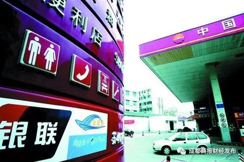 原标题：红旗连锁开到加油站 一箱油背后的市场有多大？              6月20日，成都红旗连锁股份有限公司发布公告称，公司与中油海航能源有限公司、四川亚汇投资有限公司、成都道森能源有限公司、四川省石油制品行业协会签订了《关于组建中油智慧连锁加油站有限公司的出资协议书》，又于6月27日与中石化四川分公司达成了合作协议，红旗连锁频频出招进军非油业务，背后的原因是什么？6月27日，成都商报记者采访了多方业内人士，了解到当前非油业务的发展情况。    ◆整合国有、民营加油站资源 红旗连锁将“饼”画在了非