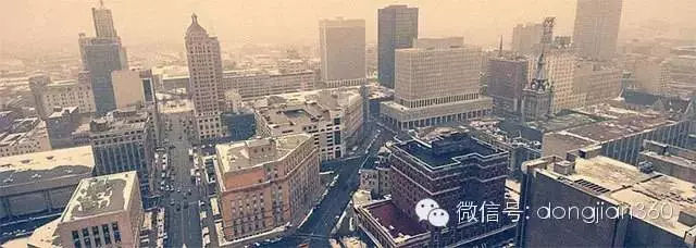 原标题：粗暴直接的投资三大法则：简单为王、趋势为王、增速为王！            导读： 投资的三大法则： 简单为王，如果你可以用简单直接的方式投资获利，就不要用复杂费力的方式去投资； 趋势为王，如果三十年后的趋势很明显，就不要纠结短期的变化逆势而动； 增速为王，增速慢的解决方案，一旦过了临界点被替代方案超越。 作者 ： 硅谷王川 来源 ：创业邦 第一法则：简单粗暴 1977年一月，巴菲特出资三千两百万美元收购水牛城晚报