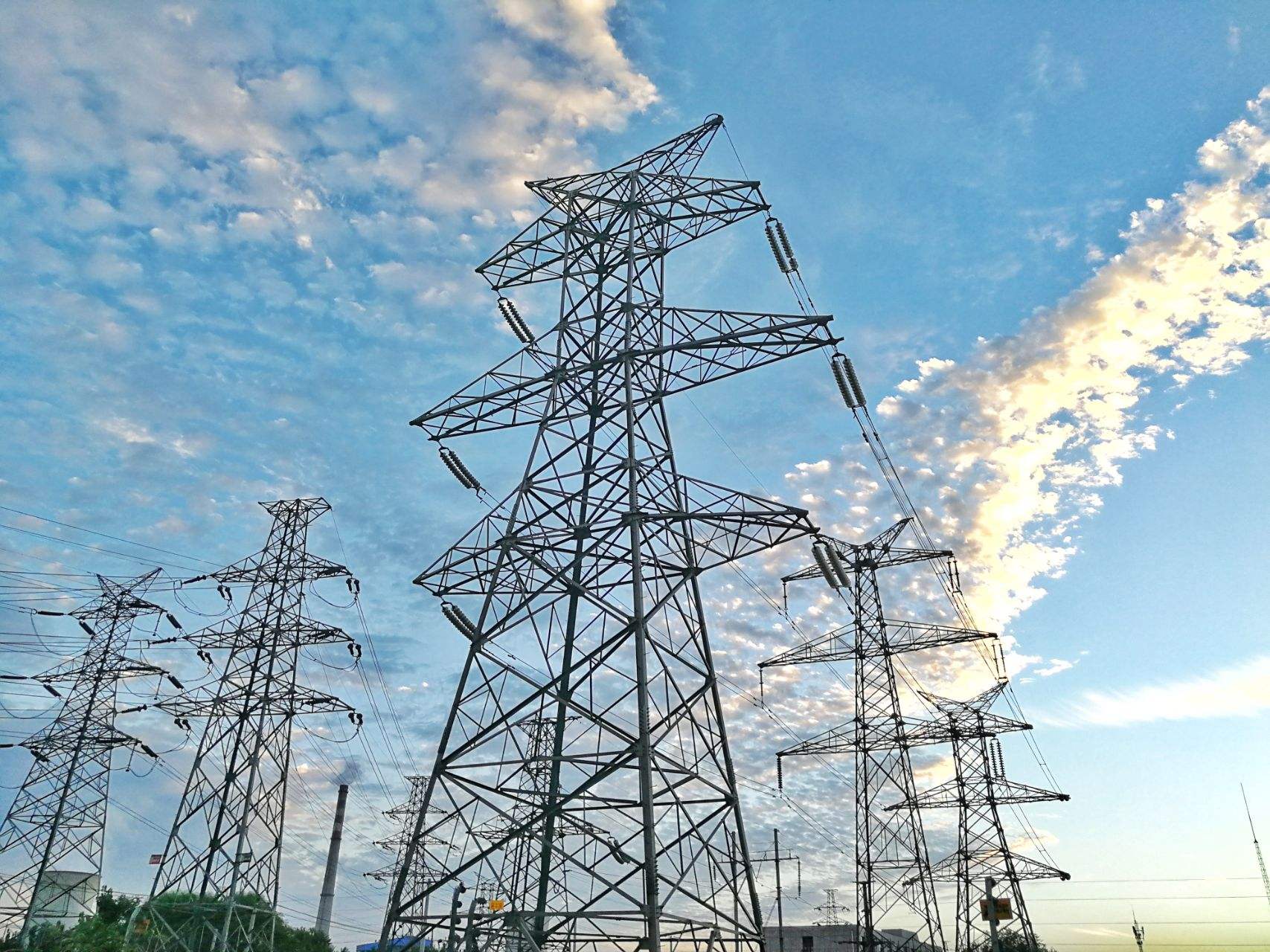       6月27日，記者從國網(wǎng)江蘇省電力有限公司召開的江蘇電網(wǎng)2018年迎峰度夏新聞發(fā)布會上獲悉，預(yù)計今夏江蘇電網(wǎng)最高調(diào)度用電負荷同比增長近10%，達到11200萬千瓦，連續(xù)第二年破億，同時最高負荷增量或超過1000萬千瓦，增量相當于南京市的用電負荷。高峰時段，電力供應(yīng)將存在一定缺口