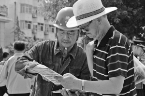 
　　甘肅平?jīng)龉╇姽締T工為客戶講解網(wǎng)上交費等功能。 國網(wǎng)甘肅電力供圖

　　甘肅是絲綢之路上連接中亞、西亞的天然走廊、黃金通道，隨著“一帶一路”倡議的提出，甘肅迎來發(fā)展的新機遇