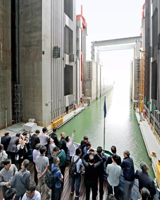 　　5 月9 日至12 日，“中国工程院院士三峡行”活动在湖北宜昌三峡坝区成功举办，16 位院士及20 多位专家学者参加了三峡工程管理研讨会和“哲学家与工程师的对话”座谈会等系列活动。活动中，院士、专家、学者们就三峡工程运行、安全、管理等相关议题提出咨询意见与建议，本期摘选部分院士发言内容，以飨读者