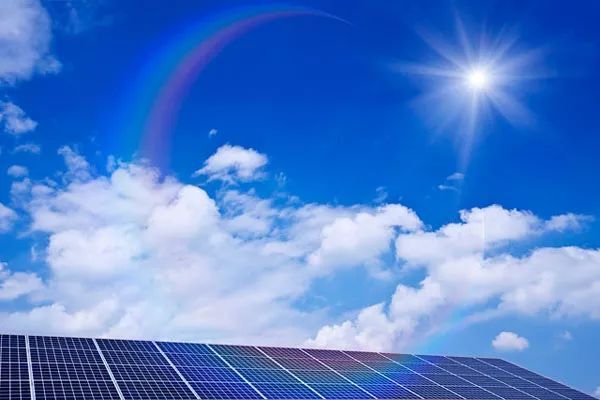 原标题：“531”之后一片狼藉：光伏企业尚有一线生机？            作者： 朱伟粤 来源：OFweek太阳能光伏  每一年的六月份常常是光伏行业最热闹的时候，而2018年六月份的热闹却不同以往。自“531”新政发布以来，光伏市场动荡不安