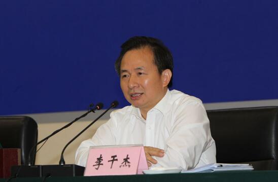 　　2018年6月8日上午，生態(tài)環(huán)境部召開2018—2019年打贏藍(lán)天保衛(wèi)戰(zhàn)重點(diǎn)區(qū)域強(qiáng)化督查啟動(dòng)視頻會(huì)。部黨組書記、部長(zhǎng)李干杰出席會(huì)議并講話