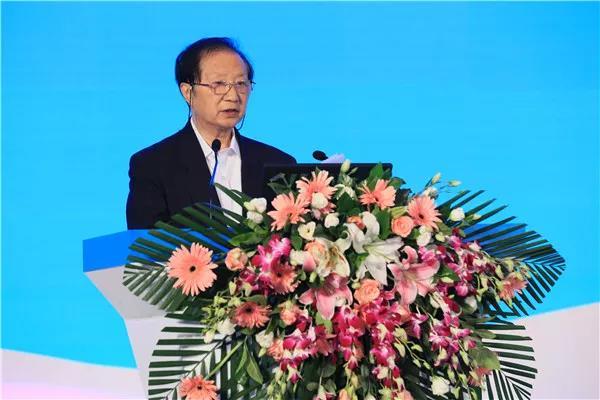 
	中国储能网讯：6月27日，中国电动汽车百人会理事长陈清泰在中国(青海)锂产业与动力电池国际高峰论坛上表示，动力电池全球化竞争日益激烈，中国企业将逐步由国内市场向国际市场扩展，日韩企业也将进一步向中国市场发力，中国将成为动力电池竞争的主战场，欧美国家企业虽然在本轮竞争中失去了位置，但是他们已经在为下一阶段的竞争做布局，是潜在的强大竞争者。



	


	▲中国电动汽车百人会理事长陈清泰



	他认为，国内动力电池企业单兵独进这并不现实，电池企业应该提升对产业链的整合能力，通过战略合作、联盟合作和合资