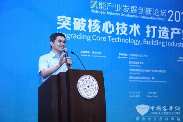 
	中国储能网：为进一步探讨氢能在交通方面的发展，建立产业化应用的生态体系，寻求其在交通、电力等领域的应用与商业模式，清华大学、中国电动汽车百人会与国际氢能委员会于2018年6月28日在清华大学举办“氢能产业创新发展论坛”，邀请了来自国内外政府与相关部门的领导、氢能产业研究的专家学者以及汽车、能源、等领域的企业代表就以上相关问题进行了深入交流。


	


	中国科学院院士、清华大学教授欧阳明高发表《清华新能源汽车动力系统研究进展》报告，内容实录如下：


	尊敬的万主席、徐部长，陈理事长，各位嘉宾，大家