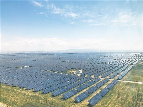 　　&nbsp;　　图为位于青海省海南藏族自治州共和光伏产业园的水光互补光伏电站。该电站由国家电力投资集团黄河上游水电开发有限公司建成，装机容量为85万千瓦，是目前全球最大的水光互补项目