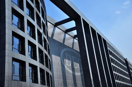 
	
                    
	【电缆网讯】东方电气、上海电气27日发布公告称，双方组成的项目联营体（双方各占50%份额）成功中标44亿美元埃及Hamrawein（汉拉维恩）电力项目。标的物包括6台1000兆瓦超超临界燃煤机组，以及配套的煤码头EPC总承包项目