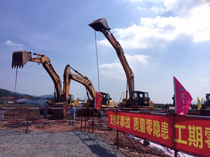 
	
                    
	【电缆网讯】6月28日上午，华能瑞金电厂二期扩建工程举行主厂房第一罐混凝土浇筑仪式，标志着该项目进入实质性建设阶段。

	

	华能瑞金电厂二期扩建工程拟采用新一代高效二次再热百万超超临界技术，建设2台100万千瓦超超临界燃煤发电机组，建成投产后总装机达270万千瓦，年发电量达135亿千瓦时，年上缴税收约7亿元，成为江西电网南部的重要支撑，为打好“六大攻坚战”和纵深推进赣南苏区振兴发展提供强有力的能源保障