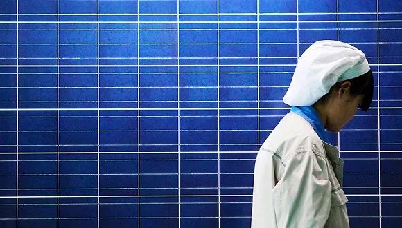 原标题：昔日全球最大光伏面板供应商遭纽交所摘牌 英利绿色能源选择不申诉            ADS被撤销后，英利绿色能源将于7月2日开始在柜台市场（OTC）进行交易，名称为”YGEHY”。  昔日全球最大的光伏面板供应商英利绿色能源控股有限公司（下称英利绿色能源，NYSE：YGE），受到了纽约证券交易所（下称纽交所）的摘牌处置