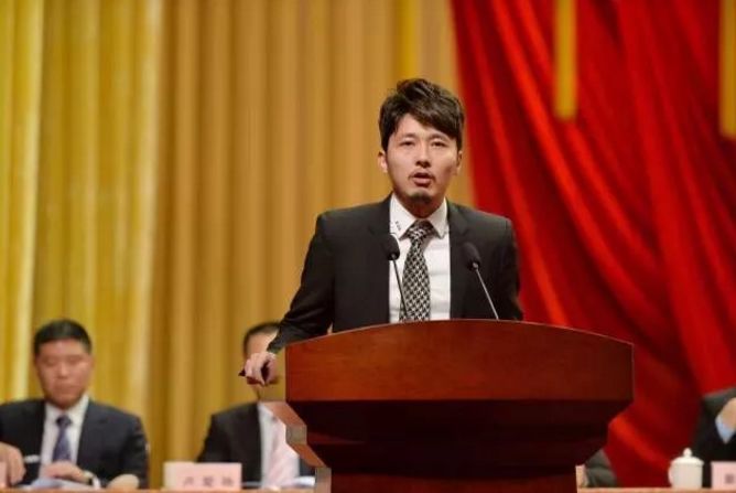 原标题：新凤鸣又出手了！220万吨PTA项目3年内上马！新晋化纤大亨为何执意进军PTA？            2000年2月，12名自然人投资组建公司前身——中恒化纤，次年成立中维子公司，上马FDY技改项目。 2001年10月，创办桐乡市企业园区——新凤鸣中驰化纤工业园，并于次年组建桐乡中欣化纤有限公司，上马首套熔体直纺项目