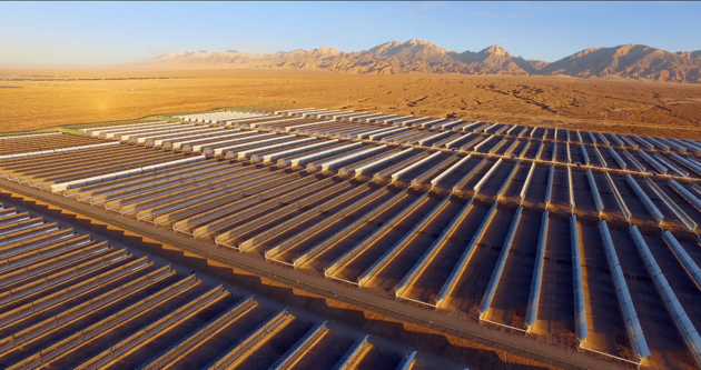 原标题：科幻电影片场一般！国内首个大型商业化光热电站一次带电并网成功                            俯瞰戈壁滩中的中广核德令哈光热项目，非常壮美中广核集团供图 频频遇冷的光热发电项目迎来一份暖意。7月1日，《每日经济新闻》记者从中广核集团方面获悉，国内首个大型商业化槽式光热电站——中广核新能源德令哈50兆瓦光热项目一次带电并网成功