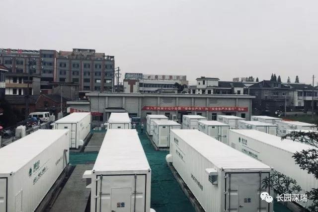 
	中國儲能網(wǎng)訊：6月30日，江蘇鎮(zhèn)江長旺儲能站（8MW/16MWh）成功并網(wǎng)，告捷630！獻禮“七一”！是迄今為止網(wǎng)內(nèi)已并網(wǎng)的最大儲能電站。


	



	鎮(zhèn)江長旺儲能電站選址在原已退役的35kV長旺變電站內(nèi)，項目建設(shè)規(guī)模為8MW/16MWh,采用磷酸鐵鋰電池，通過1回10kV線路接入110kV長旺變10kV側(cè)