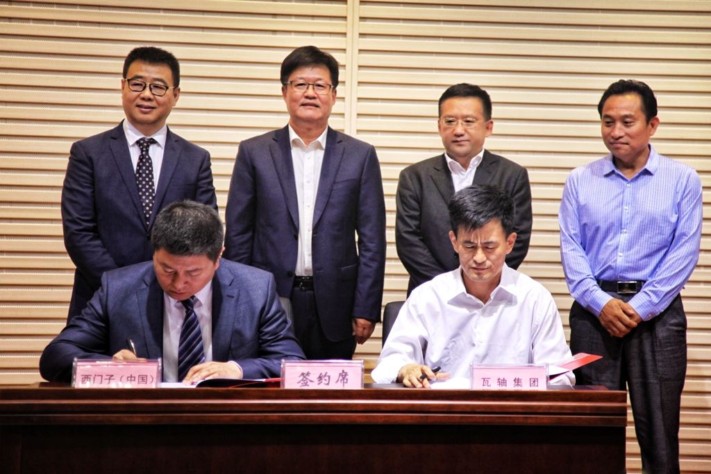 　　【中国仪表网 仪表企业】西门子近日与瓦房店轴承集团有限责任公司(瓦轴集团)签署战略合作协议，双方将在轴承、西门子数控系统以及精密机械加工的智能制造三方面建立长期战略合作伙伴关系。在瓦轴集团开展智能化、数字化改造工程的过程中，西门子将辅助瓦轴集团完成集团公司顶层设计，推进能制造项目的蓝图规划和精益生产要求，并细化和落地具体的集成方案和实施方案