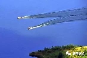 原标题：【经济要点】中国大幅放宽外商市场准入             在中美贸易争端升级的大背景下，中国最新版外商投资准入负面清单正式出炉。国家发改委和商务部6月28日晚间公布“外商投资准入特别管理措施（负面清单）（2018年版）”，清单长度由63条减至48条，一、二、三产业全面放宽市场准入，涉及金融、交通运输、商贸流通、专业服务、制造、基础设施、能源、资源、农业等各领域，共推出22项重大开放措施