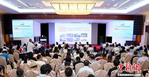 




　　今天(28日)，由工业和信息化部赛迪研究院主办、新能源汽车报承办的“2018(第三届)中国充电桩创新峰会”在北京成功召开，政府主管部门相关领导、行业专家、高校学者、整车和充电桩企业高管、权威媒体等300多人出席，会议规模和档次均创历届新高。
　　近年来，我国充电网络建设稳步推进，公共场所、居民小区、单位内部、高速公路等主要场所覆盖率大幅提升
