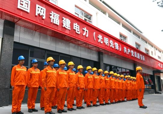 
　　“光明先锋”党员服务队集结。

　　6月26日，又一轮副热带高压来袭，福建三明地区出现持续高温天气，三明市区气温达37摄氏度