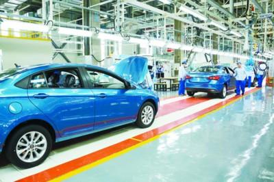 　　&nbsp;在经历了四个月的政策过渡期之后，6月12日新能源汽车的补贴新政正式实施。新的补贴政策将对新能源汽车行业产生怎样的影响、我省车企如何应对、未来新能源汽车产业发展方向又如何，记者对此进行了探访——　　位于合肥巢湖经开区花山工业园的奇瑞新能源技术有限公司合肥分公司总装车间里，工人在生产电动汽车