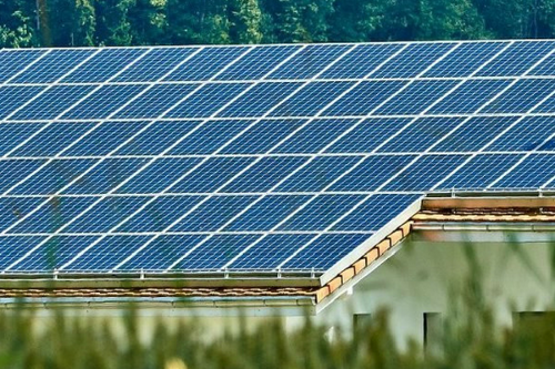 原标题：深圳康明盛科技产业公司计划对尼日利亚的可再生能源进行投资             中国深圳康明盛科技产业公司表示，它计划在尼日利亚建立一个可再生和清洁能源制造厂，以帮助解决该国的“癫痫”发电问题。 Kamisafe营销经理Goodluck Mbam在阿布贾正在举行的会议和年度大会上发表Kamisafe创新安全阅读灯时说，建设这是一个中长期计划的工厂，支持其在尼日利亚和非洲其他国家的产品部署