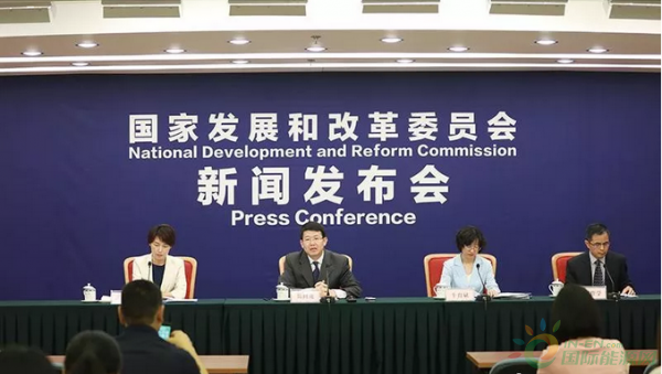 　　&nbsp;7月2日上午，国家发改委发布《关于创新和完善促进绿色发展价格机制的意见》（以下简称“意见”），同时，国家发改委召开新闻发布会，针对“创新和完善促进绿色发展价格机制”作出解读。　　此次《意见》旨在通过市场化的手段和电力的差别化价格来推动推动绿色经济的发展