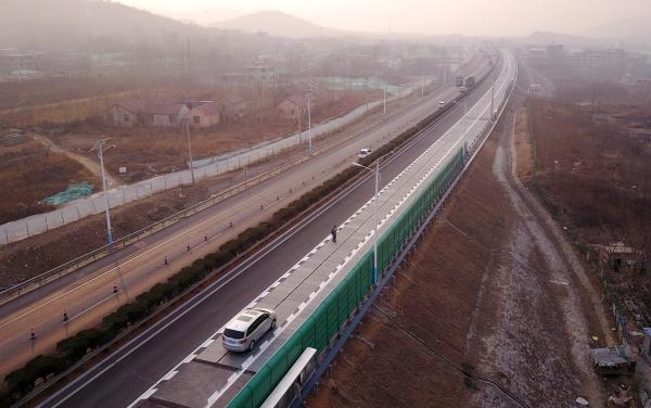                                        
	
	2017年12月28日，全球首条1.1千米的光伏高速公路在济南亮相。 视觉中国 资料图

	　　2017年12月28日，全球首条1.1千米的光伏高速公路亮相济南，引发全国以及世界各大媒体关注报道
