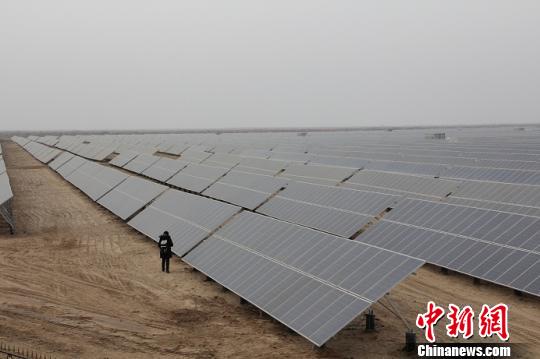 　　&nbsp;　　2013年1月18日，新疆兵团阿拉尔市30兆瓦大型地面光伏电站成功并网，成为新疆兵团首批并网的大型地面光伏电站。(资料图)　戚亚平　摄　　中新网乌鲁木齐7月3日电(记者 戚亚平)记者3日从新疆生产建设兵团国土资源局获悉，该局新近会同新疆兵团扶贫办、发展改革委印发《关于支持扶贫和规范光伏发电产业用地的意见》，提出一系列光伏发电产业用地优惠政策，力促光伏扶贫，发力精准脱贫新举措助推脱贫攻坚