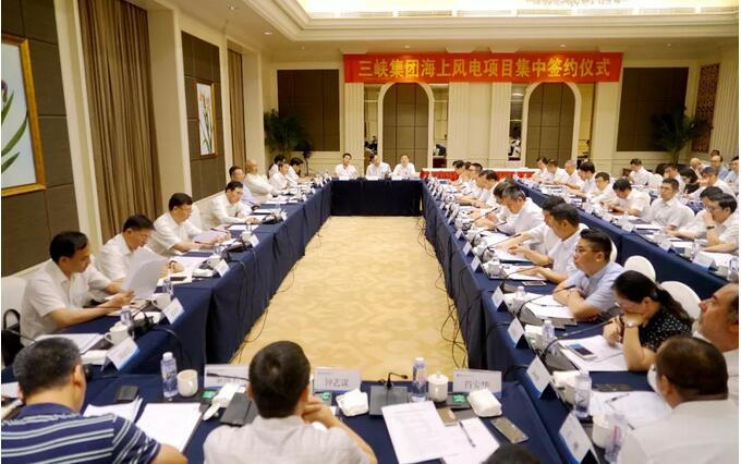  　　6月28日至7月1日，三峽集團(tuán)黨組書(shū)記、董事長(zhǎng)盧純一行赴福建調(diào)研三峽集團(tuán)福建海上風(fēng)電開(kāi)發(fā)工作。調(diào)研期間，盧純一行分別與福建省委、省政府和福州市委主要領(lǐng)導(dǎo)會(huì)談，并通過(guò)召開(kāi)調(diào)研會(huì)議和現(xiàn)場(chǎng)查勘，全面了解三峽集團(tuán)福建海上風(fēng)電產(chǎn)業(yè)發(fā)展情況