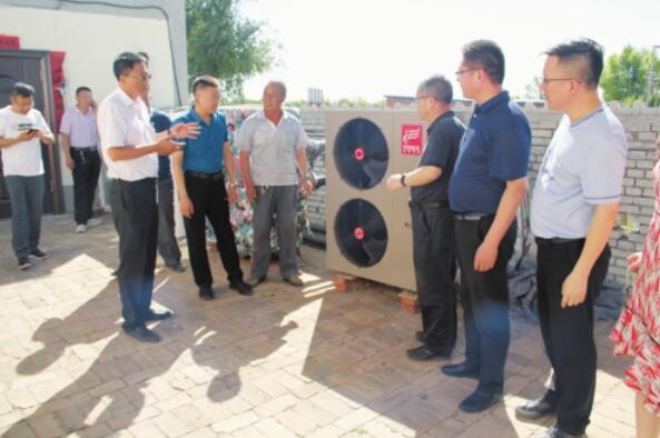 　　&nbsp;6月的内蒙古伊金霍洛旗，绿树葱茏、花香满径，仿佛置身一幅色彩斑斓的水彩画中。为进一步推进实施“农村牧区分布式光伏发电及清洁能源供暖示范工程建设”，近日，内蒙古自治区发展改革委调研组一行先后深入鄂尔多斯市伊金霍洛旗伊金霍洛镇和札萨克镇，分别就污水处理厂采用分布式光伏发电、污水处理设施托管运营，农户电采暖示范工程建设进行了调研，并举行了“2018伊金霍洛旗农村牧区分布式光伏+电采暖试点项目调研座谈会”