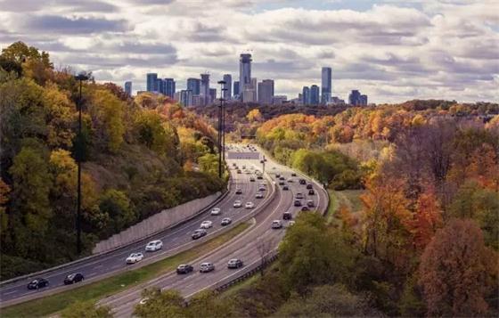 原标题：在这些脑洞大开的能源创意身上，我们看到了人类美好的未来!            “现代文明是能源浪潮的产物，但是人类对能源的胃口总是欲壑难填，这使得解决能源短缺的办法总是暂时的，人类面临的挑战却是永久的。”阿尔弗雷德在他那本著名的《人类能源史》(Children of the Sun)中曾这样总结过人类始终面临的能源问题