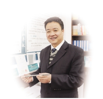                                                             　　6月15日，2018年度國家電網(wǎng)公司科技進步獎揭曉，山西晉城供電公司宰紅斌的研究成果“輸電線路采空區(qū)地質(zhì)災害防治技術(shù)及裝置”摘取唯一工人技術(shù)創(chuàng)新一等獎。當有人追問宰紅斌如何看待這些創(chuàng)新成果時，他說：“成果全部屬于公司，我自己無權(quán)支配