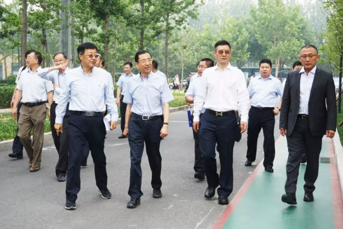                        2018年6月22日，國(guó)家電力投資集團(tuán)公司（下稱“國(guó)家電投”）黨組成員、副總經(jīng)理夏忠，率國(guó)家電投有關(guān)領(lǐng)導(dǎo)一行，對(duì)新疆金風(fēng)科技股份有限公司（下稱“金風(fēng)科技”）進(jìn)行了訪問(wèn)。 ↑漫步金風(fēng)科技亦莊智慧能源園區(qū) 在金風(fēng)科技董事長(zhǎng)武鋼、執(zhí)行副總裁吳凱、副總裁周云志、總工程師翟恩地等高管的陪同下，夏忠一行參觀了金風(fēng)科技智慧能源園區(qū)