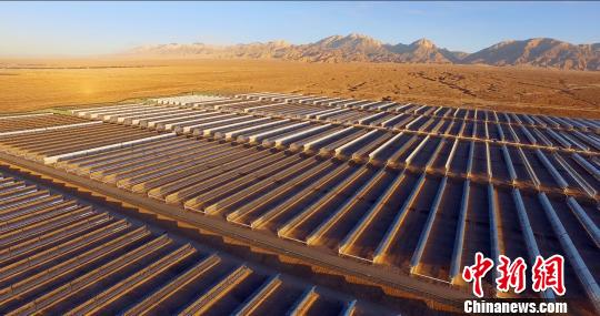 




　　中广核新能源德令哈50兆瓦光热项目一次带电并网成功。中广核供图
　　记者1日从总部位于深圳的中国广核集团(简称：中广核)获悉，6月30日晚间，中国首个大型商业化槽式光热电站——中广核新能源德令哈50兆瓦光热项目一次带电并网成功，使中国成为世界上第8个拥有大规模光热电站的国家