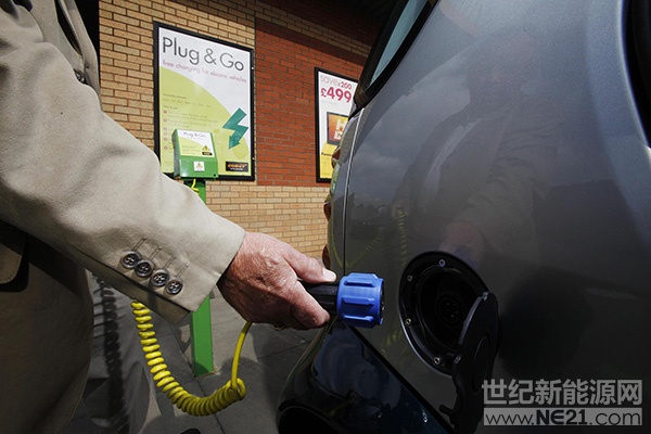 

英國(guó)倫敦，顧客在充電點(diǎn)為電動(dòng)車充電。視覺(jué)中國(guó) 資料圖

隨著英國(guó)下決心逐步淘汰傳統(tǒng)燃油車，其電動(dòng)車發(fā)展處于加速狀態(tài)