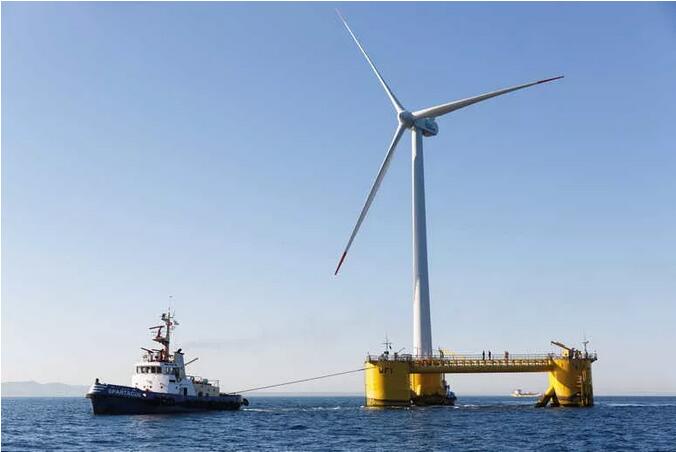 　　近日，世界上第一个商业化漂浮式海上风场----Hywind，安装了一套1MW容量的电池系统，这也是全球首个真正意义上为海上风电场配套设置的电池储能系统。　　英国Hywind漂浮式海上风场总装机30MW，安装了5台6MW风机，风场通过33kV电缆连接到苏格兰Peterhead陆上变电站，这套电池储能系统正是安装于此