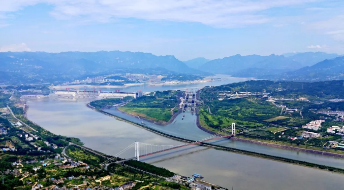 　　2018年上半年，三峡工程运行情况良好，防洪、航运、发电、水资源利用等综合效益发挥显著，三峡升船机试通航安全有序，坝区规划项目建设稳步推进。  　　摄影：张祖新　　上半年：水情 　　三峡水库累计来水1480亿立方米，较去年同期偏少1.4%，较设计值偏多13.3%
