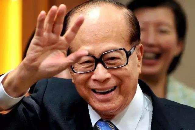 原標題：李嘉誠為何在早期會撤資國內(nèi)的房地產(chǎn)市場？            文/華商韜略 近幾年，李嘉誠長實系出售部分內(nèi)地資產(chǎn)，每次動作，網(wǎng)絡總會掀起一陣關于老先生是不是撤資內(nèi)地的大討論，眾說紛紜。 【1】 從2013年，出售廣州西城都薈廣場和上海東方匯金中心開始，相繼出售了旗下南京國際金融中心大廈、北京盈科中心、上海盛邦國際大廈、重慶大都會、陸家嘴世紀匯項目...... 近日，有分析人士梳理分析表示，此前李嘉誠出售內(nèi)地資產(chǎn)，其本質是求穩(wěn)，規(guī)避瘋狂房價背后存在巨大債務風險