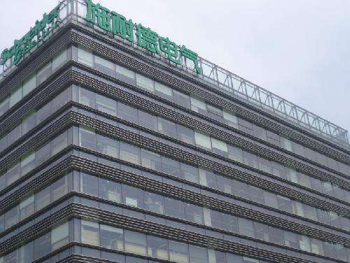 　　【中国仪表网 仪表企业】近日，全球能效管理与自动化领域数字化转型的领导者施耐德电气宣布，将携手合作伙伴为青海大美煤业股份有限公司(以下简称“青海大美”)在建的甘河工业园区尾气综合利用烯烃制备项目，提供高压变频器及变频顾问系统，结合全生命周期数字化服务，保障关键设备的稳定可靠运行，助力客户优化能效，降低成本，实现卓越运营。  　　青海大美于2012年成立，致力于在青海木里地区加快煤炭资源上下游产业融合，提升煤炭资源开发综合效益，实现地区经济社会可持续发展