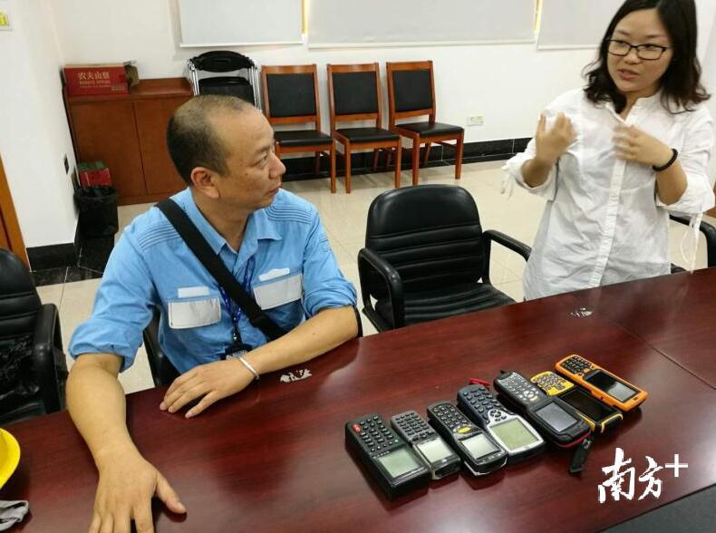 　　6月28日，從南方電網(wǎng)廣東東莞供電局了解到，該局智能電表覆蓋率以及低壓集抄成率已經(jīng)達到100%，電網(wǎng)“機器換人”完美收官。至此，該局為其服務(wù)范圍內(nèi)250多萬居民客戶提供更加智能化的用電服務(wù)