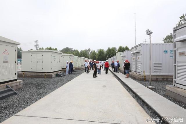 　　“信陽龍山電池儲能電站一次試運成功、順利并網(wǎng)、通過驗收。”7月4日，隨著國網(wǎng)河南省電力公司副總經(jīng)理張中青現(xiàn)場的一聲宣布，國內(nèi)技術(shù)領(lǐng)先的電網(wǎng)側(cè)分布式電池儲能電站誕生了