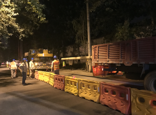 黃寺大街拔電線桿現(xiàn)場 蘇南攝　　 7月6日深夜，在北京市西城區(qū)南禮士路架空線入地工程現(xiàn)場，國網(wǎng)北京市電力公司工作人員正在進行設(shè)備吊裝操作。當晚，南禮士路、黃寺大街、幸福大街、南橫西街、白廣路等18個施工現(xiàn)場同時火熱作業(yè)