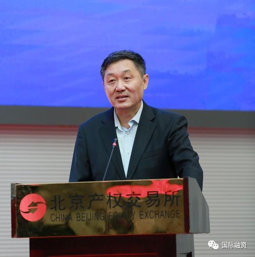 原標(biāo)題：國(guó)富資本董事長(zhǎng)?熊焰：新時(shí)代的新能源投資            中國(guó)數(shù)字經(jīng)濟(jì)正處在從量變到質(zhì)變的關(guān)鍵節(jié)點(diǎn)，圍繞推動(dòng)AI與金融深度融合，助力培育綠色新動(dòng)能之主題，7月6日，由國(guó)際融資雜志策劃，攜手北京產(chǎn)權(quán)交易所、北京金融資產(chǎn)交易所、北京環(huán)境交易所共同主辦的“2018（第九屆）清潔發(fā)展國(guó)際融資論壇暨2018（第八屆）‘十大綠色創(chuàng)新企業(yè)’頒獎(jiǎng)典禮”在北京產(chǎn)權(quán)交易所大廳成功舉行。以下為第一單元主題論壇演講實(shí)況（之二） 主持人高佳卿（北京產(chǎn)權(quán)交易所常務(wù)副總裁、北京要素市場(chǎng)協(xié)會(huì)會(huì)長(zhǎng)）介紹國(guó)富資本董事長(zhǎng)熊焰先生