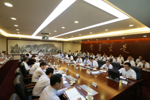 
				　　7月6日，国家电网公司党组理论学习中心组进行了宪法专题学习。公司党组书记、董事长舒印彪主持学习并讲话，公司党组副书记、总经理寇伟，公司领导班子成员参加学习