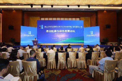 原標(biāo)題：“清潔能源與綠色發(fā)展論壇”在貴陽(yáng)舉行                            7月7日，“清潔能源與綠色發(fā)展論壇”在貴陽(yáng)開(kāi)幕。  新華網(wǎng)貴陽(yáng)7月7日電（盧志佳）7月7日，生態(tài)文明貴陽(yáng)國(guó)際論壇2018年年會(huì)“清潔能源與綠色發(fā)展論壇”在貴陽(yáng)舉行，能源發(fā)展、節(jié)能環(huán)保領(lǐng)域的政府領(lǐng)導(dǎo)、權(quán)威專家、學(xué)者和企業(yè)家代表在論壇共話清潔能源綠色發(fā)展之路
